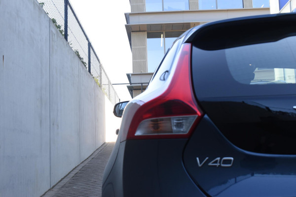 Volvo V40 T2 122PK Automaat Inscription / Navigatie / Stoelverwarming / Achteruitrijcamera / LED koplampen / Parkeersensoren / Cruise Control