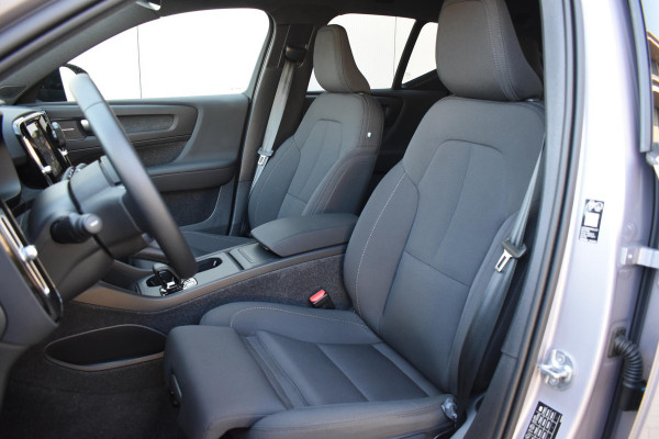 Volvo EX40 252PK Single Extended Range Core Business 82 kWh / Navigatie / Camera / Stuur & Stoelverwarming / Harman Kardon / Getinte Ramen / LM Velgen /
