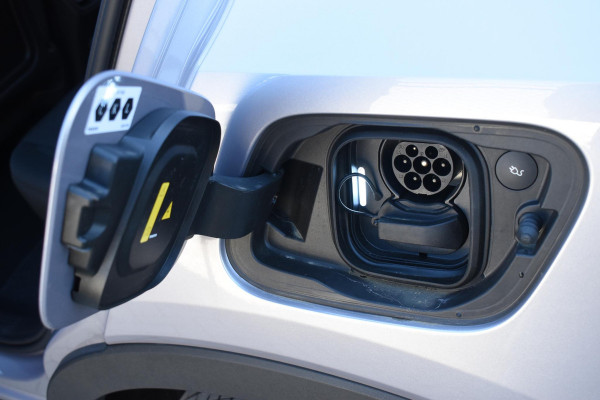 Volvo EX40 252PK Single Extended Range Core Business 82 kWh / Navigatie / Camera / Stuur & Stoelverwarming / Harman Kardon / Getinte Ramen / LM Velgen /