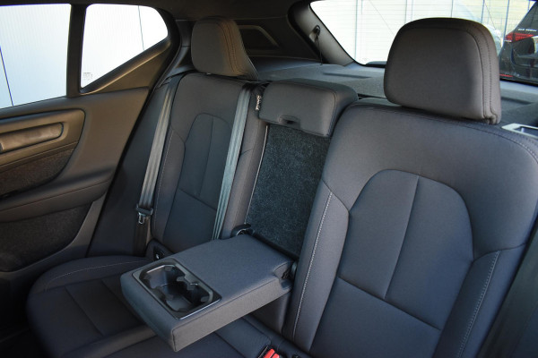 Volvo EX40 252PK Single Extended Range Core Business 82 kWh / Navigatie / Camera / Stuur & Stoelverwarming / Harman Kardon / Getinte Ramen / LM Velgen /