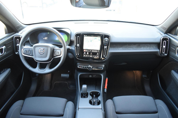 Volvo EX40 252PK Single Extended Range Core Business 82 kWh / Navigatie / Camera / Stuur & Stoelverwarming / Harman Kardon / Getinte Ramen / LM Velgen /