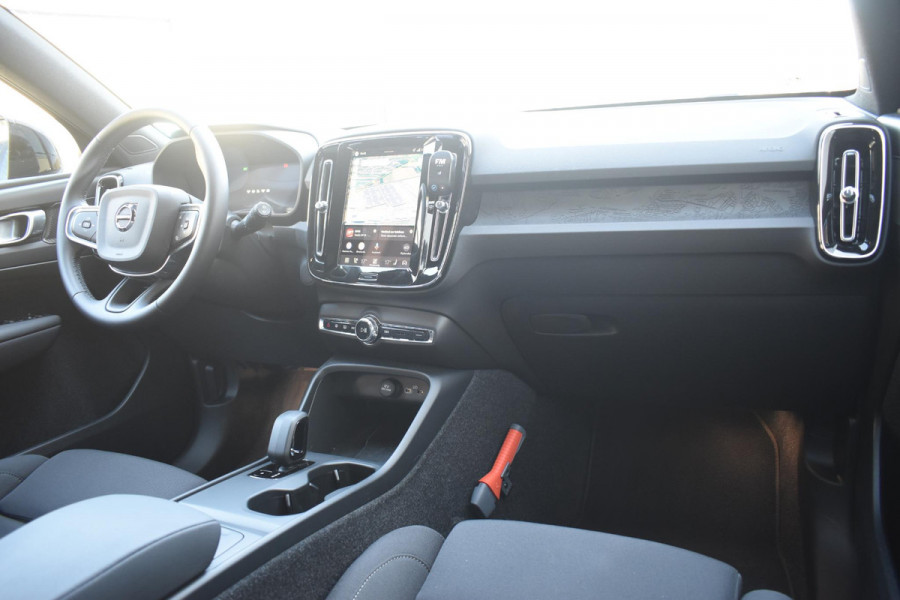 Volvo EX40 252PK Single Extended Range Core Business 82 kWh / Navigatie / Camera / Stuur & Stoelverwarming / Harman Kardon / Getinte Ramen / LM Velgen /