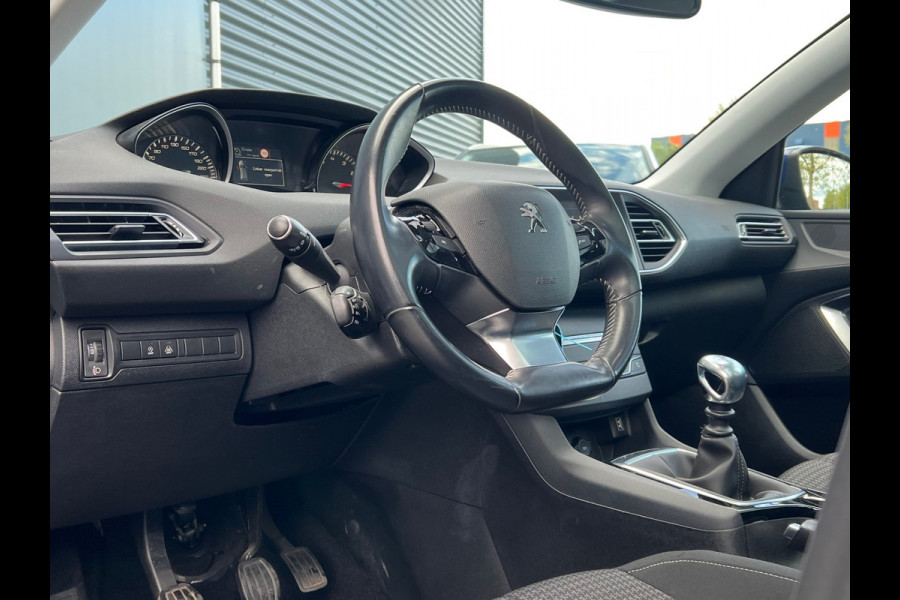 Peugeot 308 SW BWJ 2018 | 1.2PT BL 111PK Executive | TREKHAAK | PANO DAK | PDC | PRIVACY GLASS | CLIMA | NAVI | PDC |