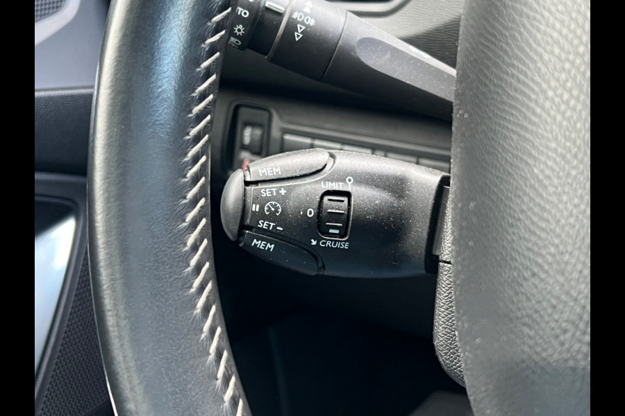 Peugeot 308 SW BWJ 2018 | 1.2PT BL 111PK Executive | TREKHAAK | PANO DAK | PDC | PRIVACY GLASS | CLIMA | NAVI | PDC |