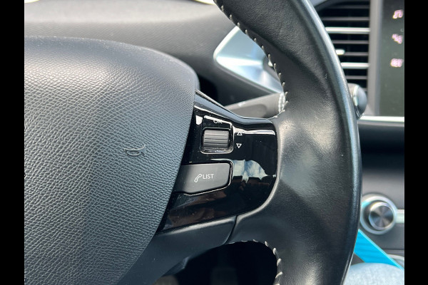 Peugeot 308 SW BWJ 2018 | 1.2PT BL 111PK Executive | TREKHAAK | PANO DAK | PDC | PRIVACY GLASS | CLIMA | NAVI | PDC |