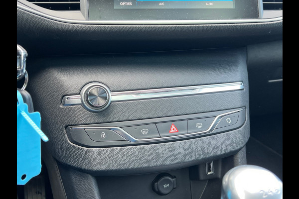 Peugeot 308 SW BWJ 2018 | 1.2PT BL 111PK Executive | TREKHAAK | PANO DAK | PDC | PRIVACY GLASS | CLIMA | NAVI | PDC |