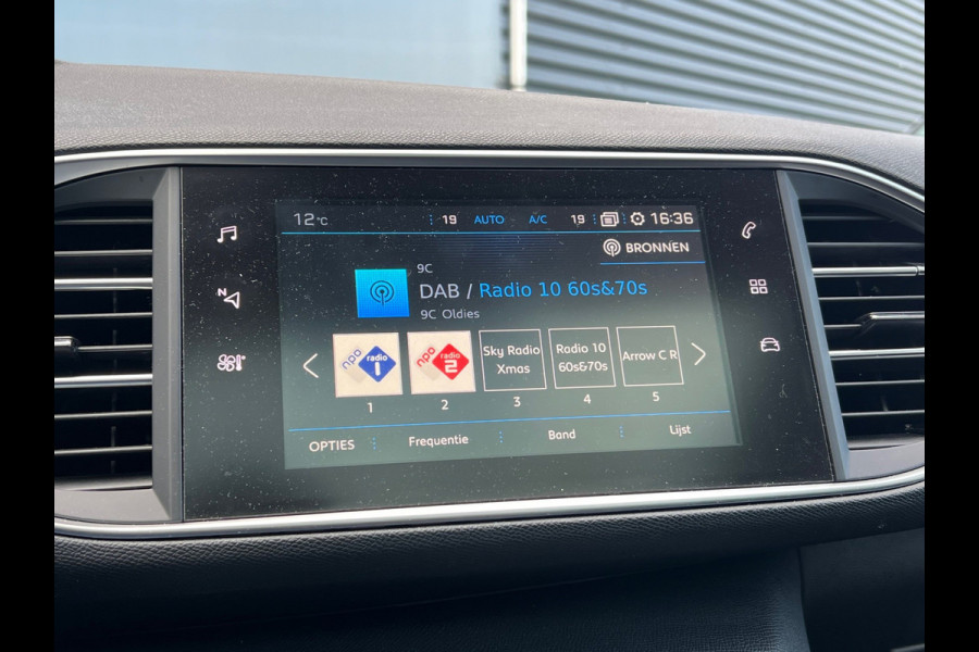 Peugeot 308 SW BWJ 2018 | 1.2PT BL 111PK Executive | TREKHAAK | PANO DAK | PDC | PRIVACY GLASS | CLIMA | NAVI | PDC |