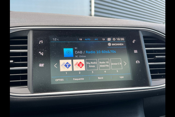 Peugeot 308 SW BWJ 2018 | 1.2PT BL 111PK Executive | TREKHAAK | PANO DAK | PDC | PRIVACY GLASS | CLIMA | NAVI | PDC |