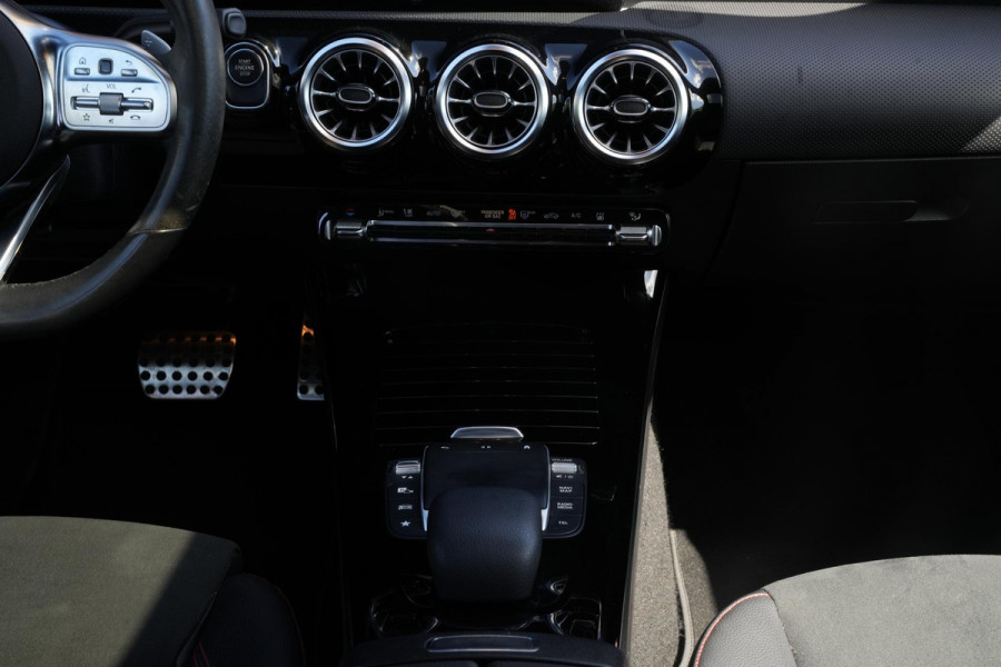 Mercedes-Benz CLA-Klasse Shooting Brake 250 e Premium Plus AMG Panoramadak Widescreen Camera LED