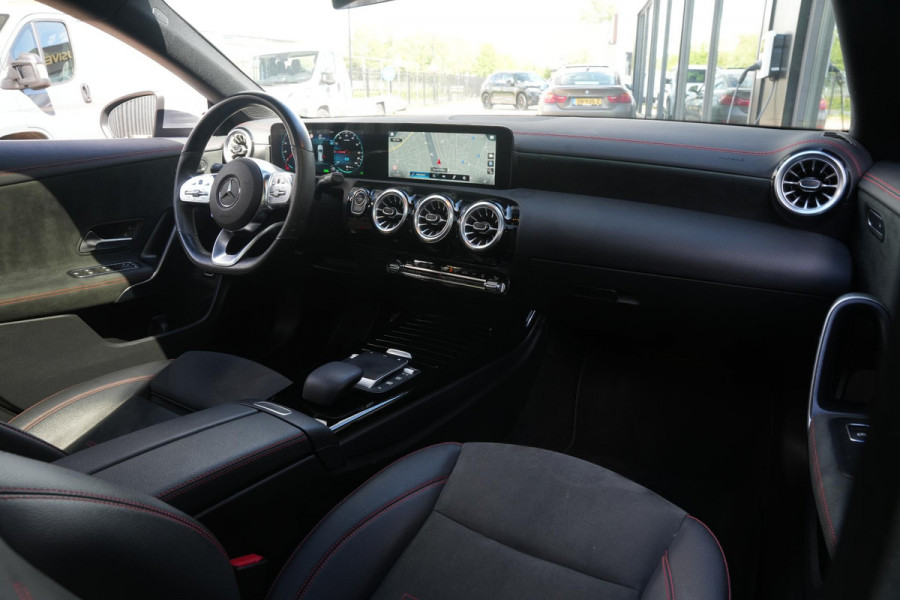 Mercedes-Benz CLA-Klasse Shooting Brake 250 e Premium Plus AMG Panoramadak Widescreen Camera LED