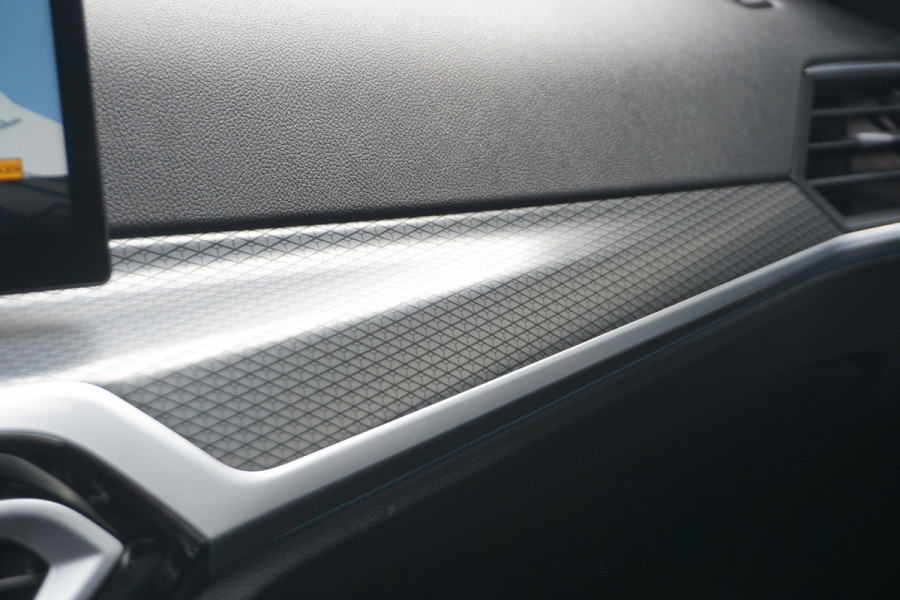 BMW 3 Serie Touring 320e LCI M-Sport Pro | ADAPTIVE LED | ACC | HEAD-UP | STOELVERW. | CAMERA |