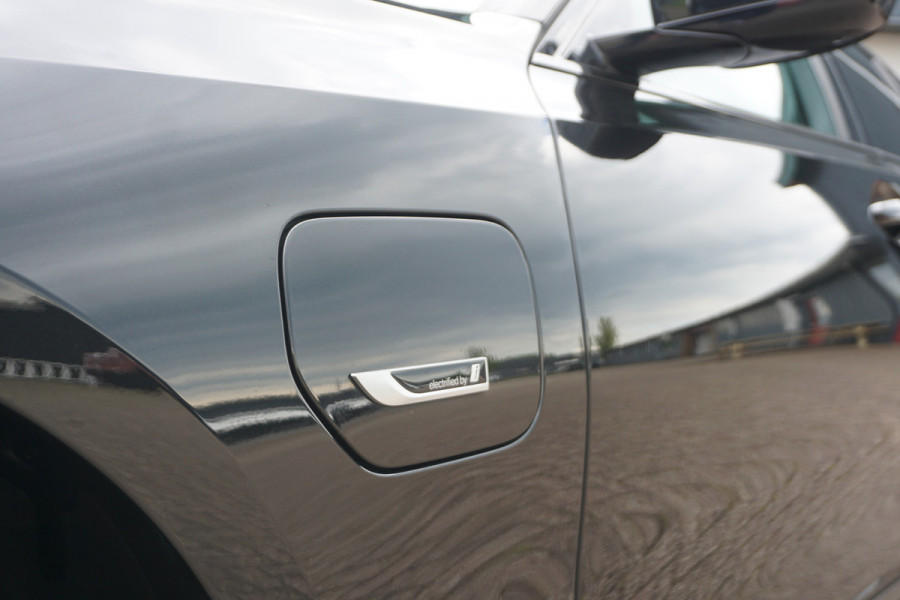 BMW 3 Serie Touring 320e LCI M-Sport Pro | ADAPTIVE LED | ACC | HEAD-UP | STOELVERW. | CAMERA |
