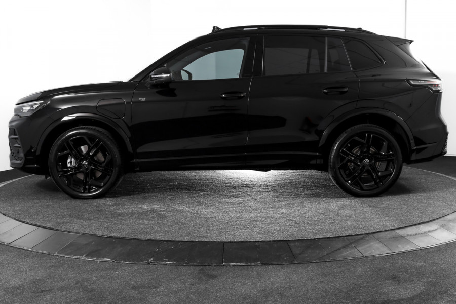 Volkswagen Tiguan 1.5 eHybrid R-Line Edition 272 PK | Black Style | 15 inch Navi | Elek. Trekhaak | IQ Light | S/K-Panodak | Dig. Cockpit | Adapt. Cruise | Stoel-+Stuurverw. | 360 Camera | NAV + App. Connect | ECC | Elek. Klep | LM 20" |
