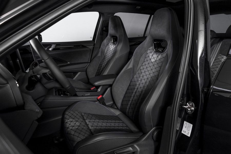 Volkswagen Tiguan 1.5 eHybrid R-Line Edition 272 PK | Black Style | 15 inch Navi | Elek. Trekhaak | IQ Light | S/K-Panodak | Dig. Cockpit | Adapt. Cruise | Stoel-+Stuurverw. | 360 Camera | NAV + App. Connect | ECC | Elek. Klep | LM 20" |