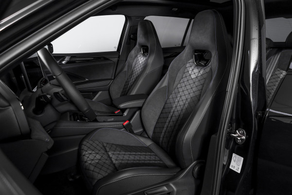 Volkswagen Tiguan 1.5 eHybrid R-Line Edition 272 PK | Black Style | 15 inch Navi | Elek. Trekhaak | IQ Light | S/K-Panodak | Dig. Cockpit | Adapt. Cruise | Stoel-+Stuurverw. | 360 Camera | NAV + App. Connect | ECC | Elek. Klep | LM 20" |