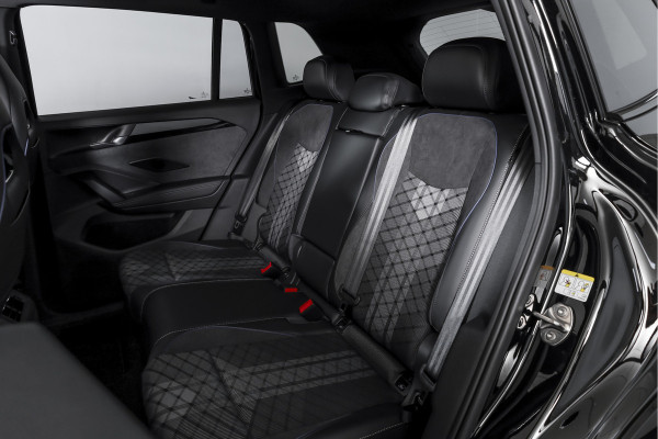 Volkswagen Tiguan 1.5 eHybrid R-Line Edition 272 PK | Black Style | 15 inch Navi | Elek. Trekhaak | IQ Light | S/K-Panodak | Dig. Cockpit | Adapt. Cruise | Stoel-+Stuurverw. | 360 Camera | NAV + App. Connect | ECC | Elek. Klep | LM 20" |