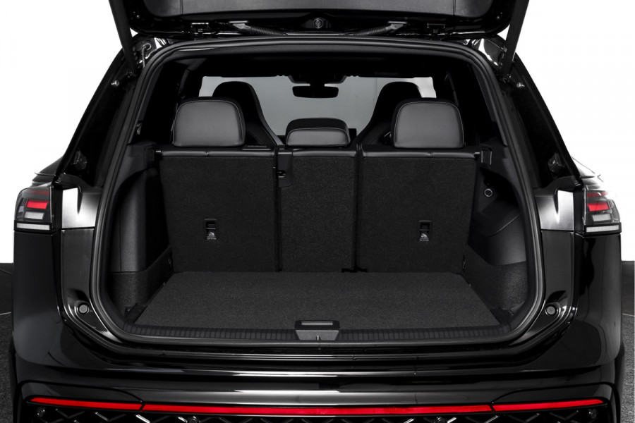 Volkswagen Tiguan 1.5 eHybrid R-Line Edition 272 PK | Black Style | 15 inch Navi | Elek. Trekhaak | IQ Light | S/K-Panodak | Dig. Cockpit | Adapt. Cruise | Stoel-+Stuurverw. | 360 Camera | NAV + App. Connect | ECC | Elek. Klep | LM 20" |