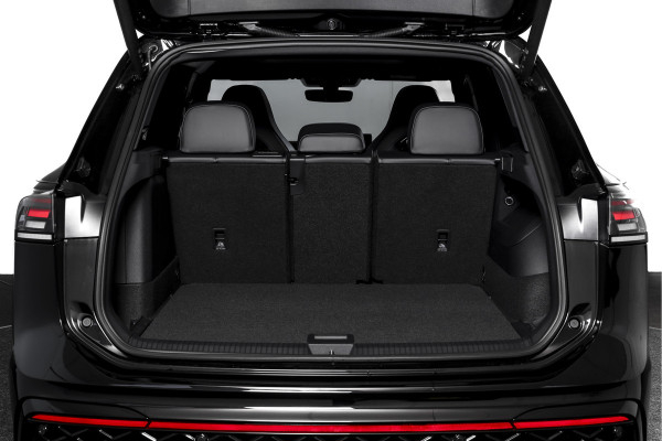 Volkswagen Tiguan 1.5 eHybrid R-Line Edition 272 PK | Black Style | 15 inch Navi | Elek. Trekhaak | IQ Light | S/K-Panodak | Dig. Cockpit | Adapt. Cruise | Stoel-+Stuurverw. | 360 Camera | NAV + App. Connect | ECC | Elek. Klep | LM 20" |