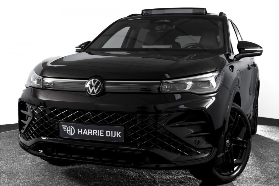 Volkswagen Tiguan 1.5 eHybrid R-Line Edition 272 PK | Black Style | 15 inch Navi | Elek. Trekhaak | IQ Light | S/K-Panodak | Dig. Cockpit | Adapt. Cruise | Stoel-+Stuurverw. | 360 Camera | NAV + App. Connect | ECC | Elek. Klep | LM 20" |