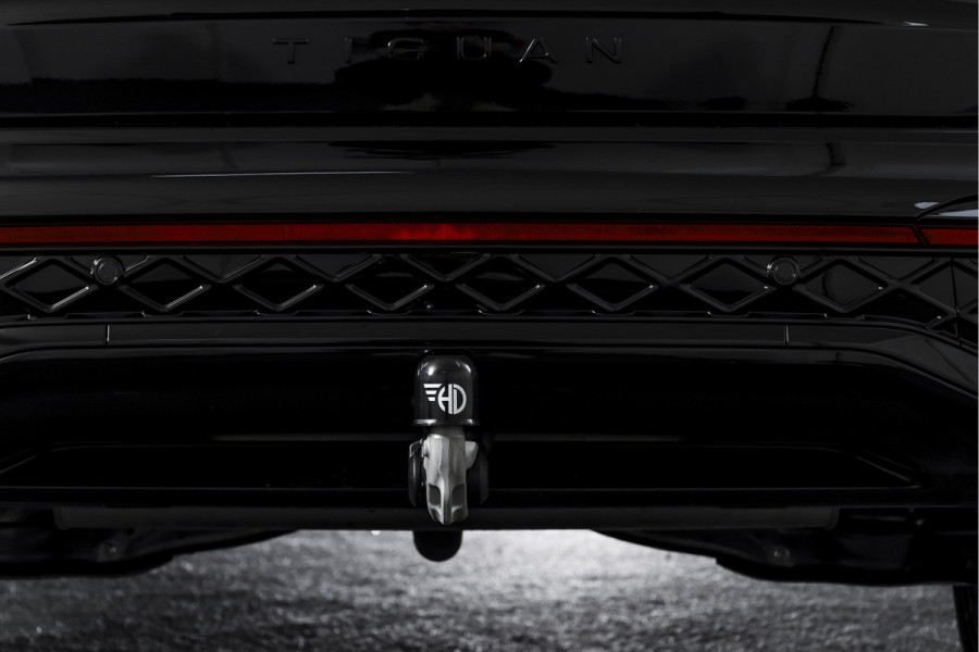 Volkswagen Tiguan 1.5 eHybrid R-Line Edition 272 PK | Black Style | 15 inch Navi | Elek. Trekhaak | IQ Light | S/K-Panodak | Dig. Cockpit | Adapt. Cruise | Stoel-+Stuurverw. | 360 Camera | NAV + App. Connect | ECC | Elek. Klep | LM 20" |