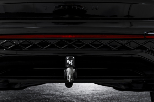 Volkswagen Tiguan 1.5 eHybrid R-Line Edition 272 PK | Black Style | 15 inch Navi | Elek. Trekhaak | IQ Light | S/K-Panodak | Dig. Cockpit | Adapt. Cruise | Stoel-+Stuurverw. | 360 Camera | NAV + App. Connect | ECC | Elek. Klep | LM 20" |