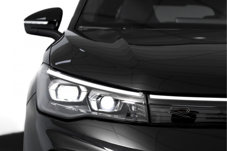 Volkswagen Tiguan 1.5 eHybrid R-Line Edition 272 PK | Black Style | 15 inch Navi | Elek. Trekhaak | IQ Light | S/K-Panodak | Dig. Cockpit | Adapt. Cruise | Stoel-+Stuurverw. | 360 Camera | NAV + App. Connect | ECC | Elek. Klep | LM 20" |