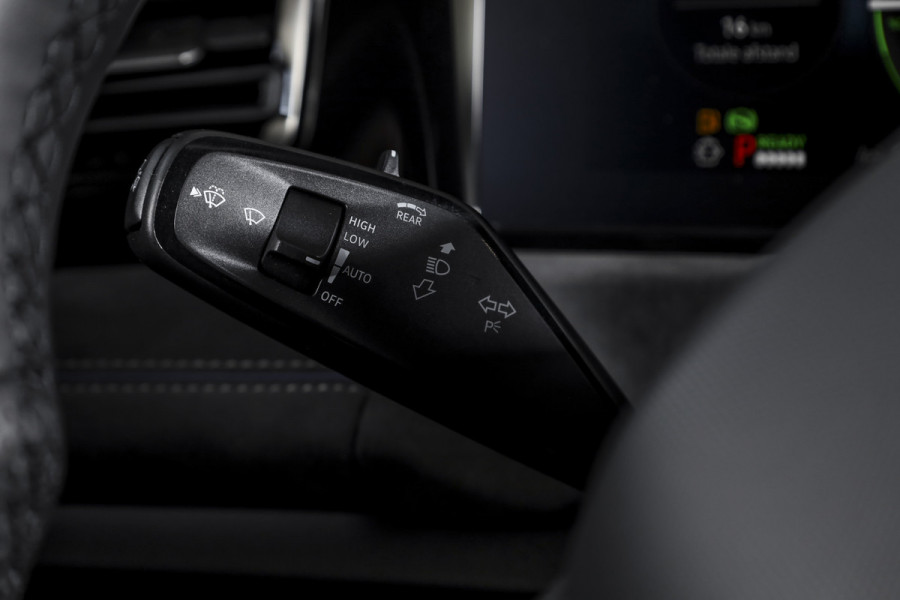 Volkswagen Tiguan 1.5 eHybrid R-Line Edition 272 PK | Black Style | 15 inch Navi | Elek. Trekhaak | IQ Light | S/K-Panodak | Dig. Cockpit | Adapt. Cruise | Stoel-+Stuurverw. | 360 Camera | NAV + App. Connect | ECC | Elek. Klep | LM 20" |