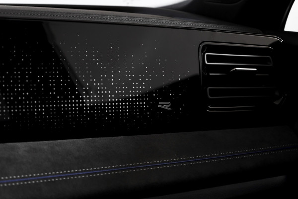 Volkswagen Tiguan 1.5 eHybrid R-Line Edition 272 PK | Black Style | 15 inch Navi | Elek. Trekhaak | IQ Light | S/K-Panodak | Dig. Cockpit | Adapt. Cruise | Stoel-+Stuurverw. | 360 Camera | NAV + App. Connect | ECC | Elek. Klep | LM 20" |