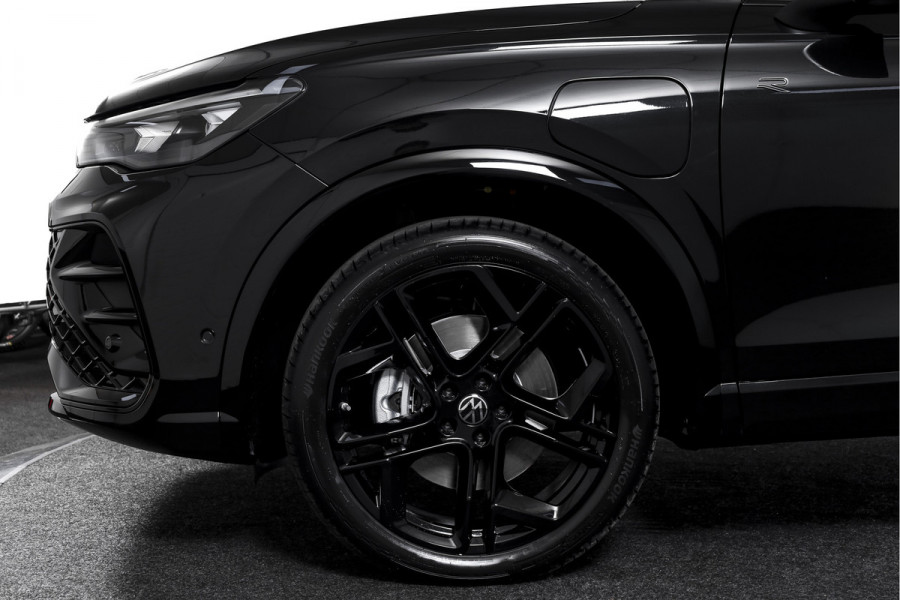 Volkswagen Tiguan 1.5 eHybrid R-Line Edition 272 PK | Black Style | 15 inch Navi | Elek. Trekhaak | IQ Light | S/K-Panodak | Dig. Cockpit | Adapt. Cruise | Stoel-+Stuurverw. | 360 Camera | NAV + App. Connect | ECC | Elek. Klep | LM 20" |