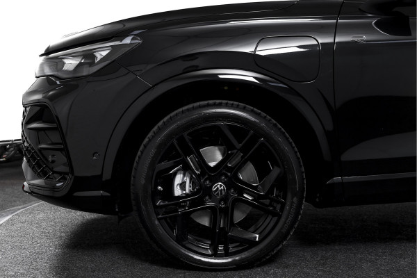 Volkswagen Tiguan 1.5 eHybrid R-Line Edition 272 PK | Black Style | 15 inch Navi | Elek. Trekhaak | IQ Light | S/K-Panodak | Dig. Cockpit | Adapt. Cruise | Stoel-+Stuurverw. | 360 Camera | NAV + App. Connect | ECC | Elek. Klep | LM 20" |