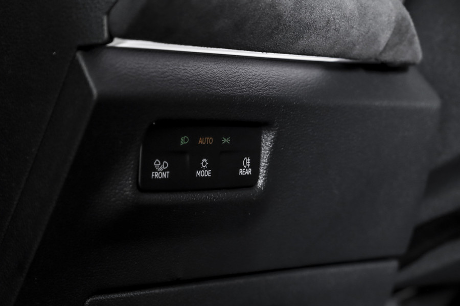 Volkswagen Tiguan 1.5 eHybrid R-Line Edition 272 PK | Black Style | 15 inch Navi | Elek. Trekhaak | IQ Light | S/K-Panodak | Dig. Cockpit | Adapt. Cruise | Stoel-+Stuurverw. | 360 Camera | NAV + App. Connect | ECC | Elek. Klep | LM 20" |