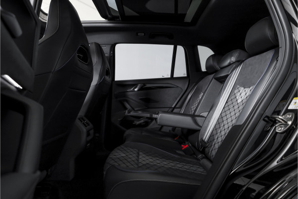 Volkswagen Tiguan 1.5 eHybrid R-Line Edition 272 PK | Black Style | 15 inch Navi | Elek. Trekhaak | IQ Light | S/K-Panodak | Dig. Cockpit | Adapt. Cruise | Stoel-+Stuurverw. | 360 Camera | NAV + App. Connect | ECC | Elek. Klep | LM 20" |