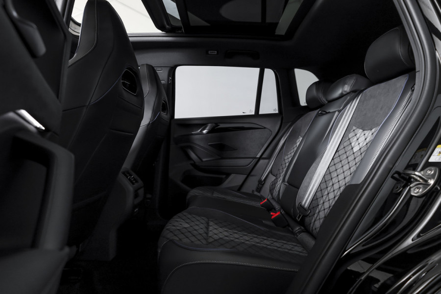 Volkswagen Tiguan 1.5 eHybrid R-Line Edition 272 PK | Black Style | 15 inch Navi | Elek. Trekhaak | IQ Light | S/K-Panodak | Dig. Cockpit | Adapt. Cruise | Stoel-+Stuurverw. | 360 Camera | NAV + App. Connect | ECC | Elek. Klep | LM 20" |