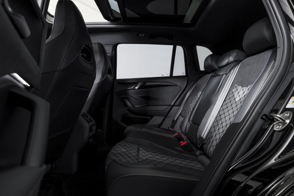 Volkswagen Tiguan 1.5 eHybrid R-Line Edition 272 PK | Black Style | 15 inch Navi | Elek. Trekhaak | IQ Light | S/K-Panodak | Dig. Cockpit | Adapt. Cruise | Stoel-+Stuurverw. | 360 Camera | NAV + App. Connect | ECC | Elek. Klep | LM 20" |
