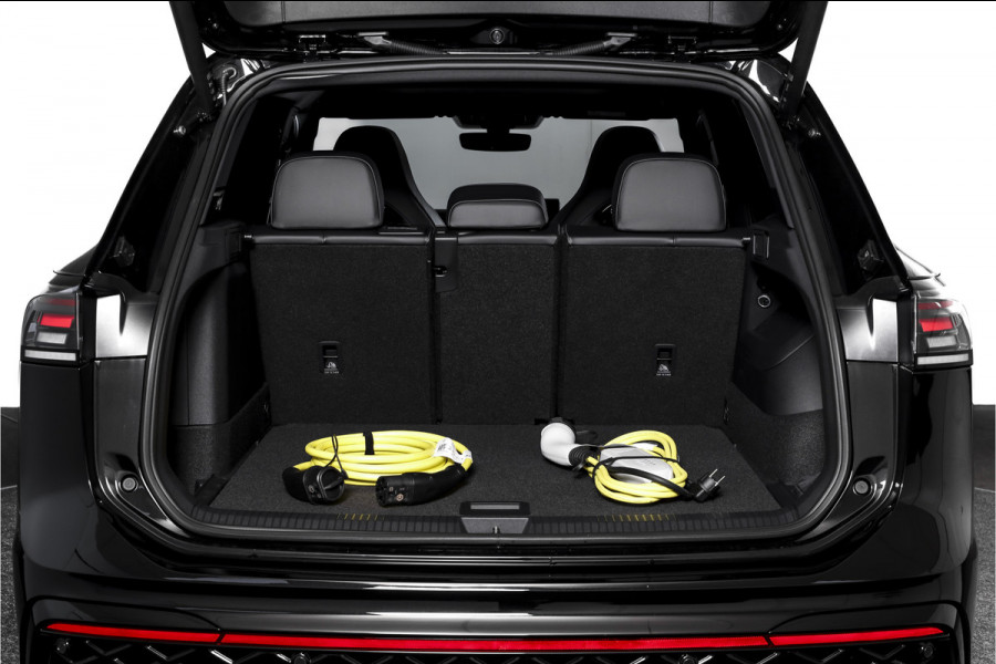 Volkswagen Tiguan 1.5 eHybrid R-Line Edition 272 PK | Black Style | 15 inch Navi | Elek. Trekhaak | IQ Light | S/K-Panodak | Dig. Cockpit | Adapt. Cruise | Stoel-+Stuurverw. | 360 Camera | NAV + App. Connect | ECC | Elek. Klep | LM 20" |