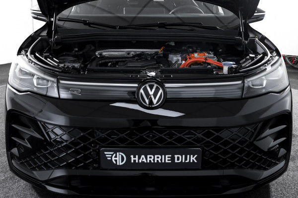 Volkswagen Tiguan 1.5 eHybrid R-Line Edition 272 PK | Black Style | 15 inch Navi | Elek. Trekhaak | IQ Light | S/K-Panodak | Dig. Cockpit | Adapt. Cruise | Stoel-+Stuurverw. | 360 Camera | NAV + App. Connect | ECC | Elek. Klep | LM 20" |
