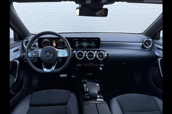 Mercedes-Benz A-Klasse 180 Business Solution AMG | Pano | CarPlay | Ambient Light | Camera | 18 inch