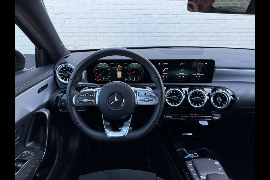 Mercedes-Benz A-Klasse 180 Business Solution AMG | Pano | CarPlay | Ambient Light | Camera | 18 inch