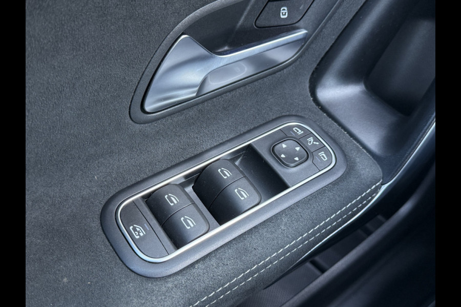 Mercedes-Benz A-Klasse 180 Business Solution AMG | Pano | CarPlay | Ambient Light | Camera | 18 inch