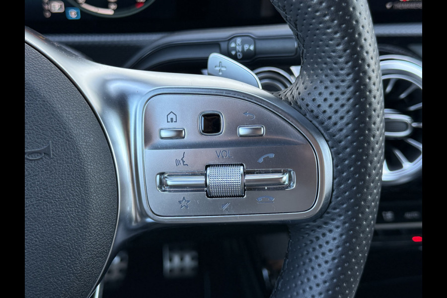 Mercedes-Benz A-Klasse 180 Business Solution AMG | Pano | CarPlay | Ambient Light | Camera | 18 inch