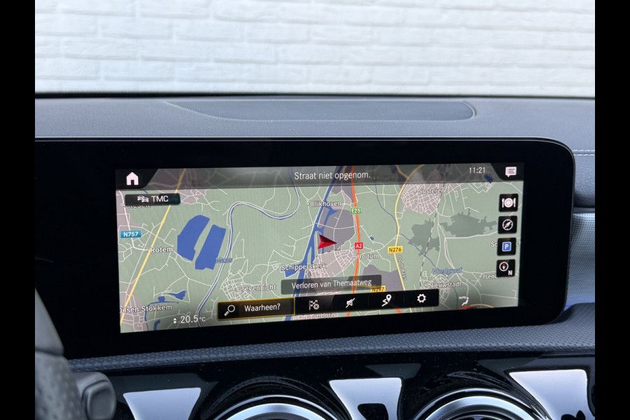 Mercedes-Benz A-Klasse 180 Business Solution AMG | Pano | CarPlay | Ambient Light | Camera | 18 inch
