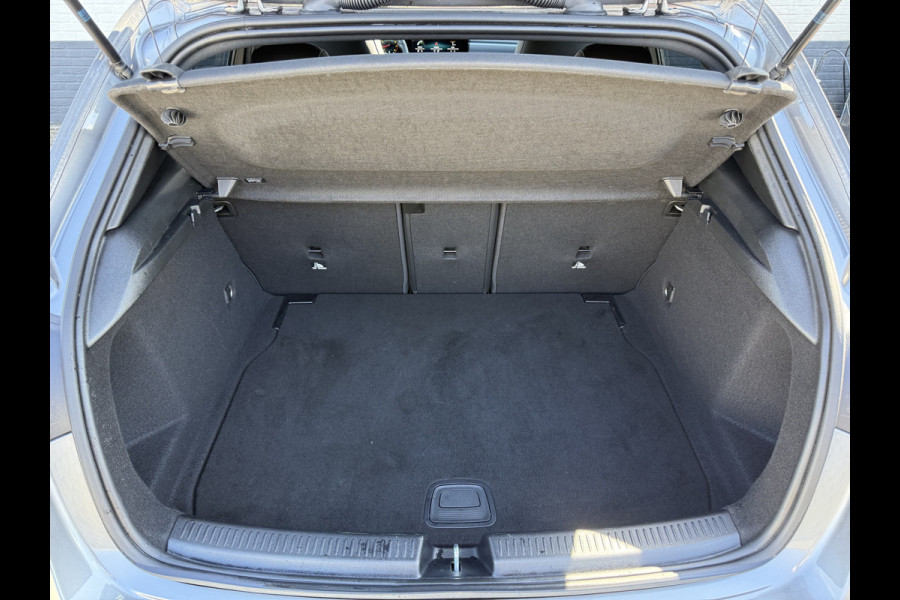 Mercedes-Benz A-Klasse 180 Business Solution AMG | Pano | CarPlay | Ambient Light | Camera | 18 inch