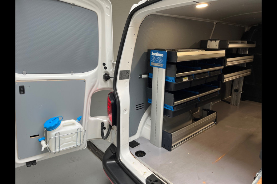 Volkswagen Transporter Automaat DSG Servicewagen 2.0 TDI 150pk L2H1 3Persoons Sortimo Inrichting, Airco, Navigatie, RIJKLAARPRIJS!