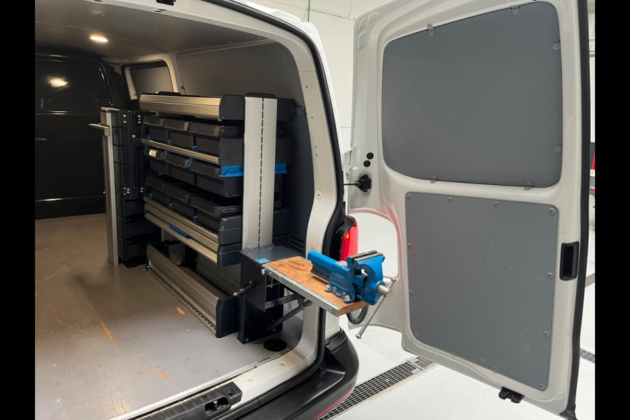 Volkswagen Transporter Automaat DSG Servicewagen 2.0 TDI 150pk L2H1 3Persoons Sortimo Inrichting, Airco, Navigatie, RIJKLAARPRIJS!