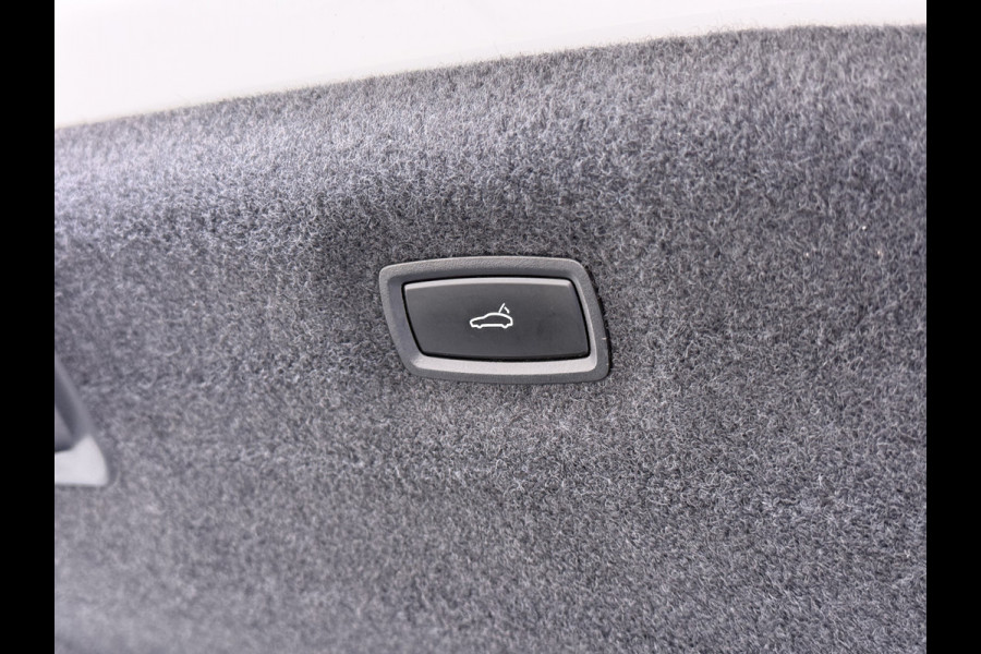 Porsche Taycan Panoramadak Sport chrono pakket Adaptieve luchtvering Bose®-Audio Apple Carplay Android Auto Navi Ecc Camera Pdc Comfortstoelen Stoelverwarming Elek.Achterklep Lmv Led Elek.Stoelen DAB Lane Change Assist ParkAssistent SOH 90% 1e Eigenaar Origineel Nederlandse Auto