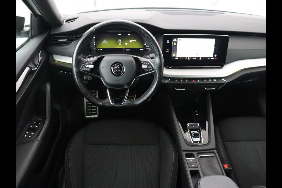 Škoda Octavia 1.0 e-TSI Sport | Adaptive cruise | Carplay | Side Assist | Sportstoelen | Stuurverwarming | Trekhaak | Navigatie | Parkeerhulp | Full LED | 18'' | Digital Cockpit | Climate control | Bluetooth