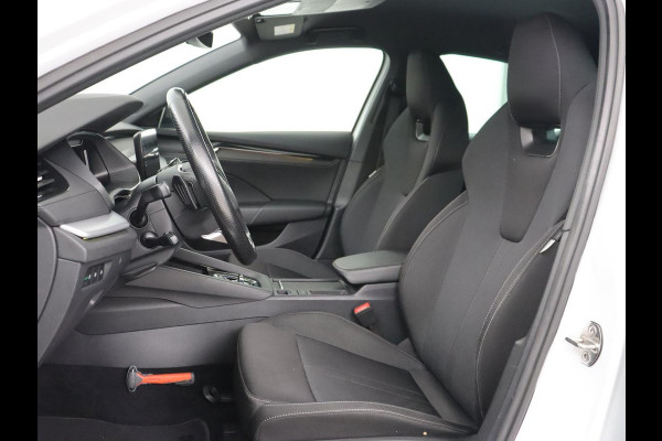 Škoda Octavia 1.0 e-TSI Sport | Adaptive cruise | Carplay | Side Assist | Sportstoelen | Stuurverwarming | Trekhaak | Navigatie | Parkeerhulp | Full LED | 18'' | Digital Cockpit | Climate control | Bluetooth