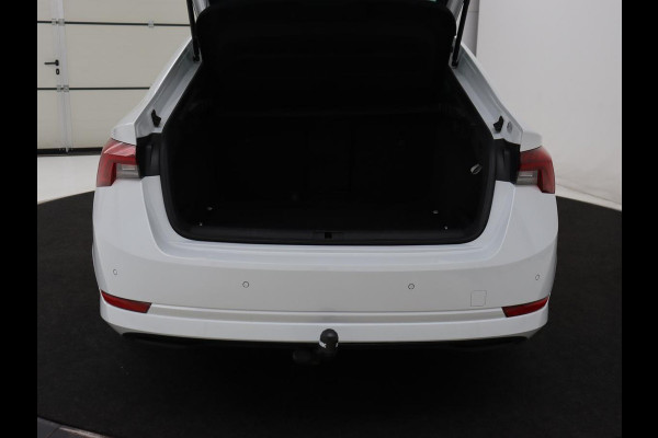 Škoda Octavia 1.0 e-TSI Sport | Adaptive cruise | Carplay | Side Assist | Sportstoelen | Stuurverwarming | Trekhaak | Navigatie | Parkeerhulp | Full LED | 18'' | Digital Cockpit | Climate control | Bluetooth