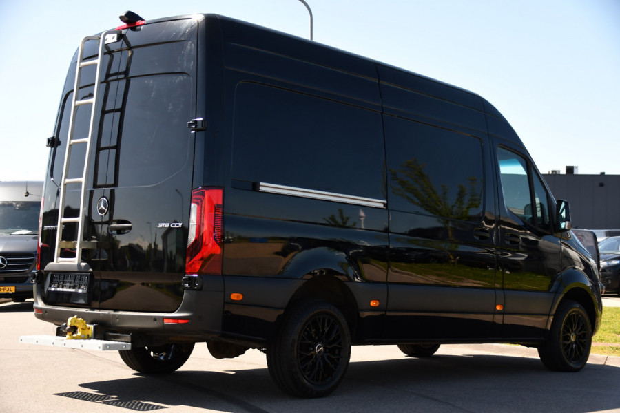 Mercedes-Benz Sprinter 319 1.9 CDI L2H2 RWD Black Edition Camera, Cruise, Carplay, LED, 190pk, Multimedia, Automaat, Geveerde stoel, Sensoren, Trekhaak, Uniek!