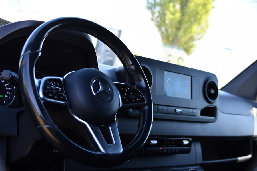 Mercedes-Benz Sprinter 319 1.9 CDI L2H2 RWD Black Edition Camera, Cruise, Carplay, LED, 190pk, Multimedia, Automaat, Geveerde stoel, Sensoren, Trekhaak, Uniek!